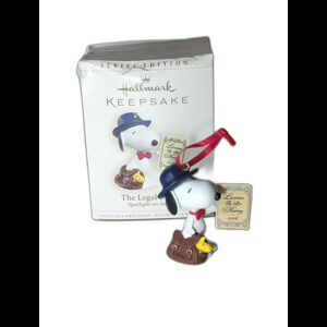 Hallmark Ornament Spotlight on Snoopy Peanuts The Legal Beagle #9 Series 2006 RN